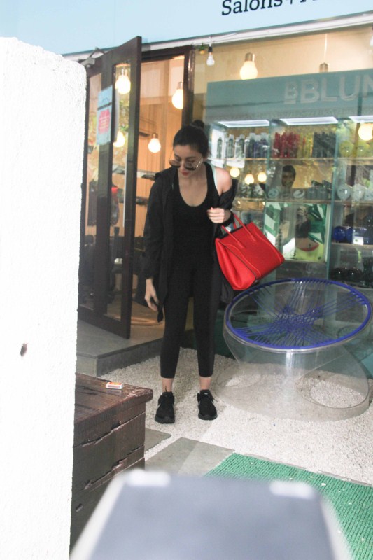 Indian film actress Alia Bhatt snapped at Bblunt Salon Khar in Mumbai on 27th June 2017. Alia Bhatt,actress Alia Bhatt,Alia Bhatt Spotted At Bblunt Salo,Bblunt Salon Khar,Alia Bhatt new pics,Alia Bhatt new images,Alia Bhatt new stills,Alia Bhatt new pictures,Alia Bhatt new photos