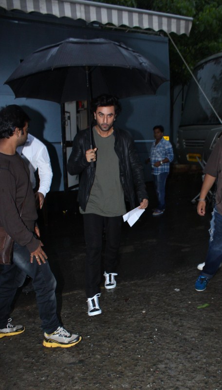 Bollywood Actor Ranbir Kapoor at the special screening of on the sets of reality show Sabse Bada Kalakar in Mumbai. Ranbir Kapoor,actor Ranbir Kapoor,Sabse Bada Kalakar,reality show Sabse Bada Kalakar,Sabse Bada Kalakar special screening,Sabse Bada Kalakar special screening pics,Sabse Bada Kalakar special screening images,Sabse Bada Kalakar special screening stills,Sab