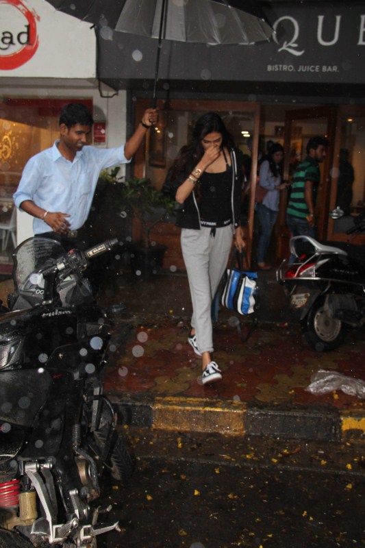 Bollywood Actress Athiya Shetty spotted at Bandra Restaurant in Mumbai on 28th June 2017. Athiya Shetty,Athiya Shetty spotted at Bandra,Athiya Shetty at Bandra,Athiya Shetty new pics,Athiya Shetty new images,Athiya Shetty new stills,Athiya Shetty new photos,Athiya Shetty new pictures