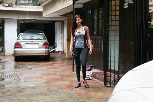 Bollywood Actress Amyra Dastur spotted at Bandra.