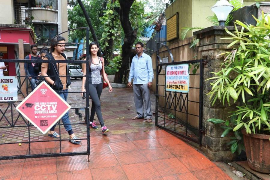Bollywood Actress Amyra Dastur spotted at Bandra in Mumbai. Amyra Dastur,actress Amyra Dastur,Amyra Dastur latest pics,Amyra Dastur latest images,Amyra Dastur latest stills,Amyra Dastur latest pictures,Amyra Dastur latest photos