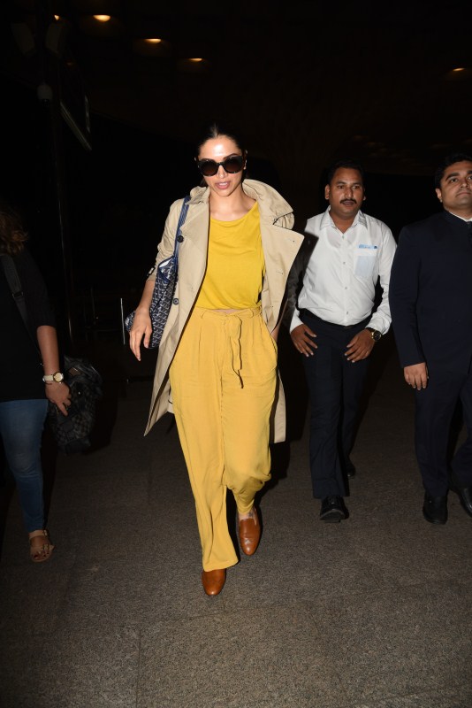 Bollywood actress Deepika Padukone spotted in bright yellow dress at Bangalore airport. Deepika Padukone,actress Deepika Padukone,Deepika Padukone in yellow dress,Deepika Padukone at airport,Deepika Padukone airport pics,Deepika Padukone airport images,Deepika Padukone airport stills,Deepika Padukone airport pictures,Deepika Padukone airport