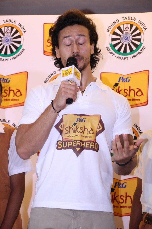 Tiger Shroff supports P&G Shiksha Movement in Mumbai. Tiger Shroff,actor Tiger Shroff,Shiksha Superheroes,Shiksha Superheroes campaign,P&G Shiksha Movement,Tiger Shroff pics,Tiger Shroff images,Tiger Shroff stills,Tiger Shroff pictures,Tiger Shroff photos