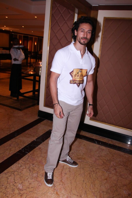 Bollywood actor Tiger Shroff supports P&G Shiksha Movement in Mumbai. Tiger Shroff,actor Tiger Shroff,Shiksha Superheroes,Shiksha Superheroes campaign,P&G Shiksha Movement,Tiger Shroff pics,Tiger Shroff images,Tiger Shroff stills,Tiger Shroff pictures,Tiger Shroff photos