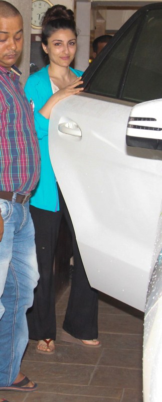 Bollywood film actress Soha Ali Khan spotted at Saif Ali Khan's house. Soha Ali Khan,actress Soha Ali Khan,Saif Ali Khan,Saif Ali Khan house,Soha Ali Khan pics,Soha Ali Khan images,Soha Ali Khan stills,Soha Ali Khan pictures,Soha Ali Khan photos