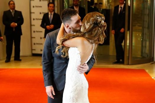 Lionel Messi and Antonela Rocuzzo kiss on the red carpet during Lionel Messi and Antonela Rocuzzo's Wedding at City Center Hotel on June 30, 2017 in Rosario, Argentina.
