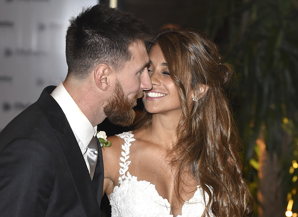Lionel Messi and Antonella Roccuzzo marry in Argentina and share a kiss