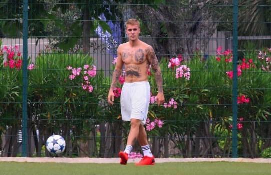 Shirtless Justin Bieber flaunts his six-pack.