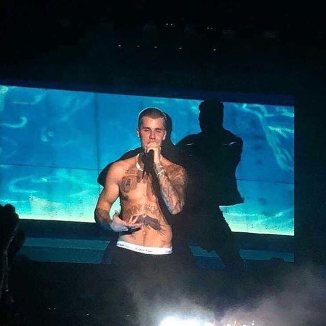 Justin Bieber Flaunts His Chiseled Abs Photos Images Gallery