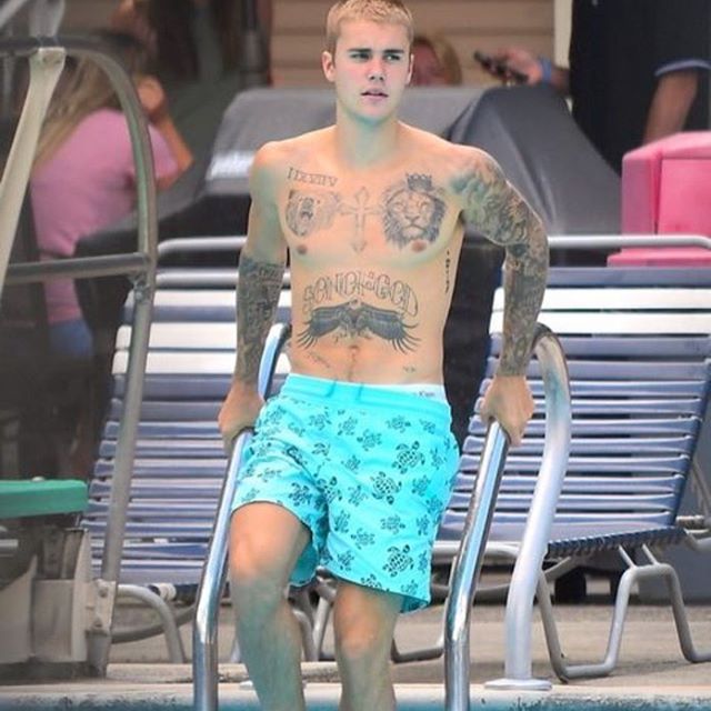 Justin Bieber Flaunts His Chiseled Abs Photos Images Gallery 69526