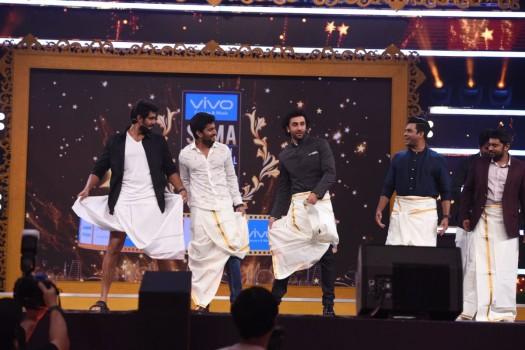 Madhavan, Rana Daggubati, Nivin Pauly teach Ranbir Kapoor how to wear a Vesti as Katrina Kaif cheers it at SIIMA 2017.