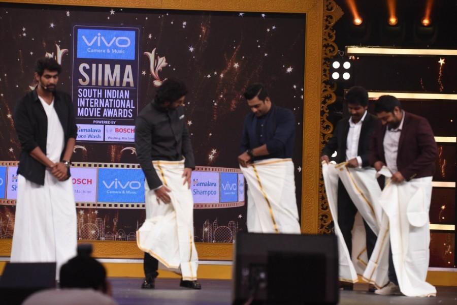 R. Madhavan, Rana Daggubati, Nivin Pauly teach Ranbir Kapoor how to wear a Vesti as Katrina Kaif cheers it at SIIMA awards 2017. Madhavan,Rana Daggubati,Nivin Pauly,Ranbir Kapoor,Katrina Kaif,SIIMA 2017,SIIMA 2017 awards,SIIMA awards