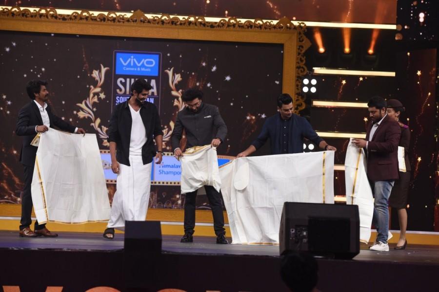 Celebs like R. Madhavan, Rana Daggubati, Nivin Pauly teach Ranbir Kapoor how to wear a Vesti as Katrina Kaif cheers it at SIIMA awards 2017. Madhavan,Rana Daggubati,Nivin Pauly,Ranbir Kapoor,Katrina Kaif,SIIMA 2017,SIIMA 2017 awards,SIIMA awards