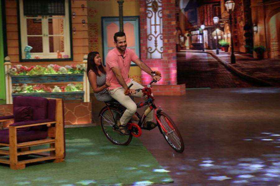 Irfan Pathan give a bicycle ride to a fan on The Kapil Sharma Show. Kapil Sharma Show,The Kapil Sharma Show,Pathan Brothers,Yusuf Pathan,Irfan Pathan
