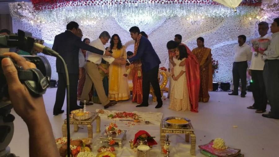 Vivegam star Ajith Kumar with his family. Vivegam,Ajith Kumar,Thala Ajith,Ajith with his wife,Ajith with his family,Ajith latest pics,Ajith latest images,Ajith latest stills,Ajith latest pictures