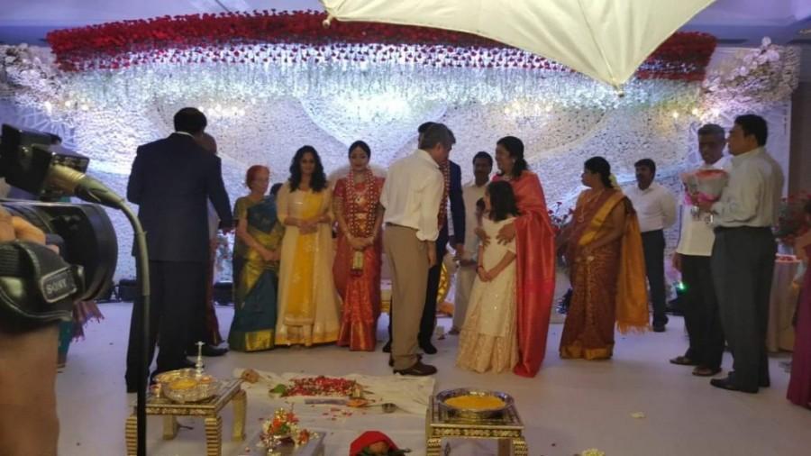 Vivegam star Ajith Kumar with his family. Vivegam,Ajith Kumar,Thala Ajith,Ajith with his wife,Ajith with his family,Ajith latest pics,Ajith latest images,Ajith latest stills,Ajith latest pictures