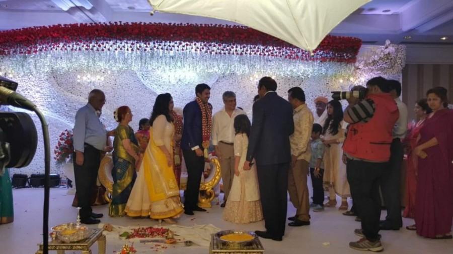 Vivegam star Ajith Kumar with his family. Vivegam,Ajith Kumar,Thala Ajith,Ajith with his wife,Ajith with his family,Ajith latest pics,Ajith latest images,Ajith latest stills,Ajith latest pictures