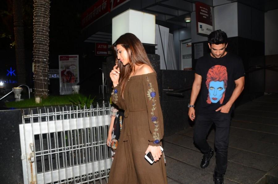 Bollywood actor Sushant Singh Rajput goes on a dinner date with rumoured actress Kriti Sanon. Sushant Singh Rajput,Kriti Sanon,Sushant Singh Rajput and Kriti Sanon,Sushant Singh Rajput dinner with Kriti Sanon