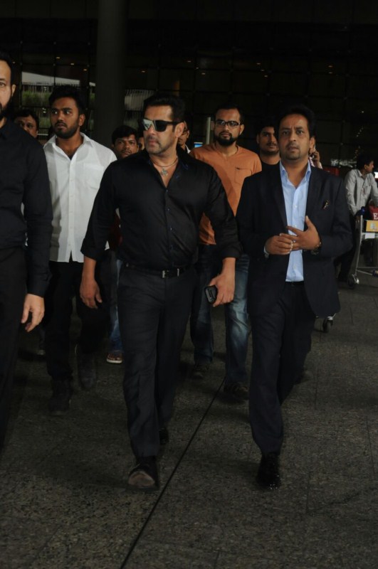 Bollywood actor Salman Khan arrives from Delhi. Salman Khan,actor Salman Khan,Tubelight,Tubelight actor,Salman Khan spotted in Delhi,Salman Khan in Delhi,Salman Khan new pics,Salman Khan new images,Salman Khan new stills,Salman Khan new pictures,Salman Khan new photos