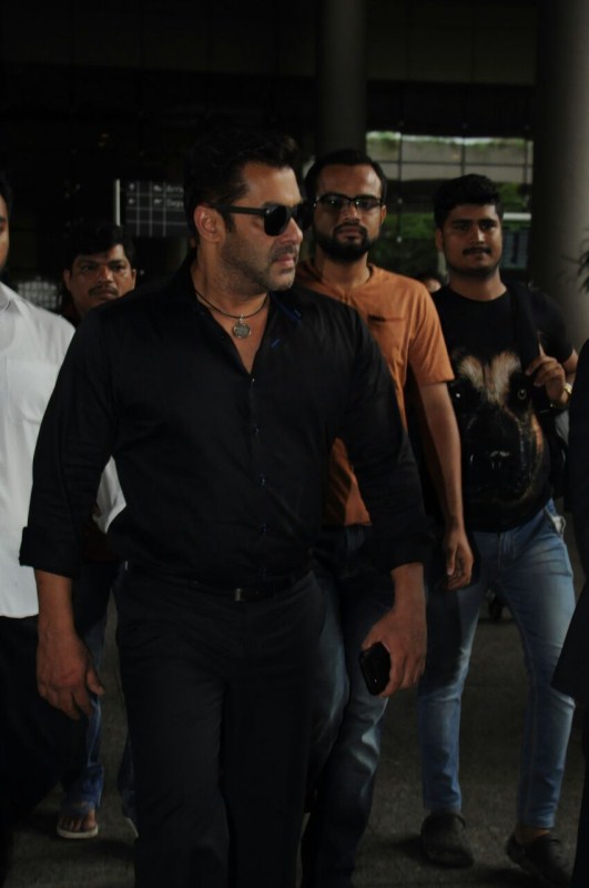 Bollywood actor Salman Khan arrives from Delhi on 03rd July 2017. Salman Khan,actor Salman Khan,Tubelight,Tubelight actor,Salman Khan spotted in Delhi,Salman Khan in Delhi,Salman Khan new pics,Salman Khan new images,Salman Khan new stills,Salman Khan new pictures,Salman Khan new photos