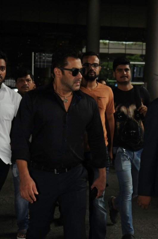Indian film actor Salman Khan arrives from Delhi on 03rd July 2017. Salman Khan,actor Salman Khan,Tubelight,Tubelight actor,Salman Khan spotted in Delhi,Salman Khan in Delhi,Salman Khan new pics,Salman Khan new images,Salman Khan new stills,Salman Khan new pictures,Salman Khan new photos