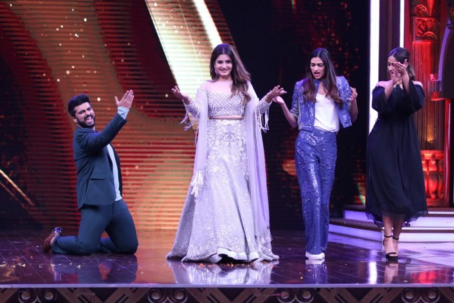 Arjun Kapoor dances for Raveena Tandon on Sabse Bada Kalakar. Athiya Shetty,Ileana D'Cruz,Arjun Kapoor,Anil Kapoor,Sabse Bada Kalakar,Mubarakan,Mubarakan cast,Mubarakan team