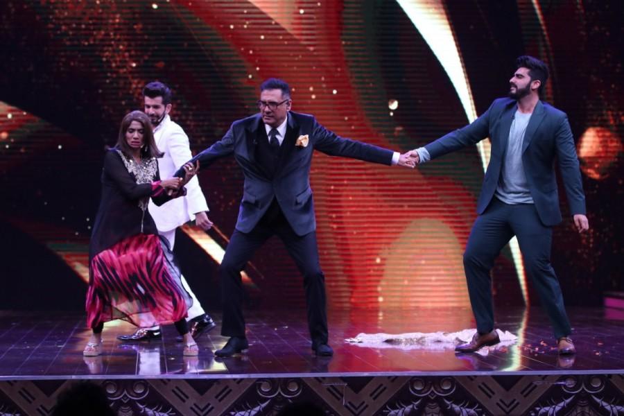 Tug of War on Sabse Bada Kalakar. Athiya Shetty,Ileana D'Cruz,Arjun Kapoor,Anil Kapoor,Sabse Bada Kalakar,Mubarakan,Mubarakan cast,Mubarakan team