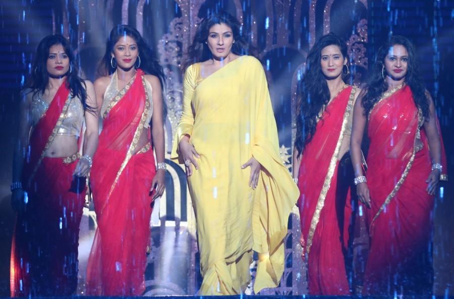 Raveen Tandon Dances on Tip Tip Barsa Paani on SBK. Raveena Tandon & Ranbir Kapoor,Raveena Tandon and Ranbir Kapoor,Raveena Tandon,Ranbir Kapoor,Saab Se Bada,Saab Se Bada on the sets