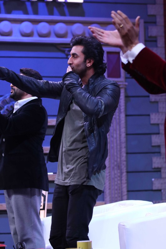 Ranbir Kapoor Sends Flying Kisses to Raveena Tandon. Raveena Tandon & Ranbir Kapoor,Raveena Tandon and Ranbir Kapoor,Raveena Tandon,Ranbir Kapoor,Saab Se Bada,Saab Se Bada on the sets