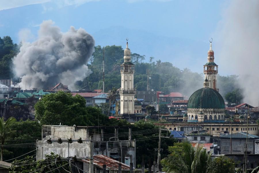 Smoke is seen following a Philippine Army airstrike. Philippine city,Battle of Philippine city,Marawi City,fight rebels,Islamic State