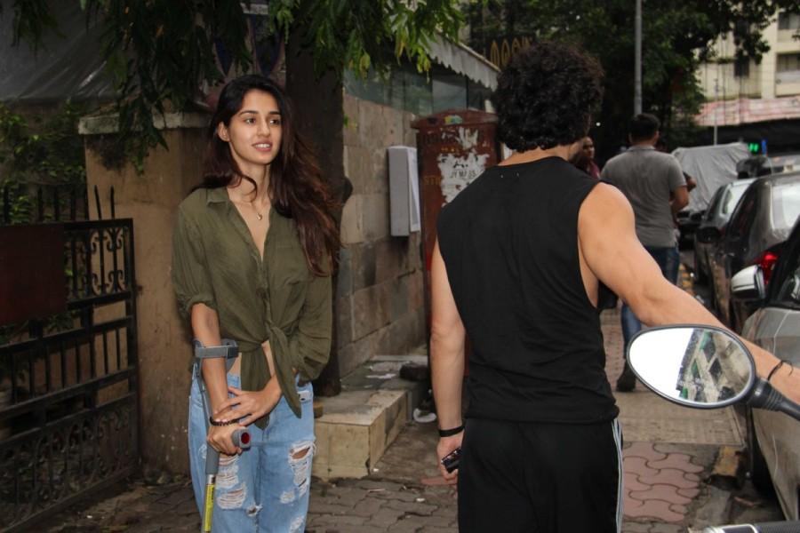 Actor Tiger Shroff, who is busy the promotions of his upcoming film Munna Michael, was recently photographed with his rumoured girlfriend Disha Patani. Injured Disha Patani,Disha Patani,Tiger Shroff,Disha Patani and Tiger Shroff