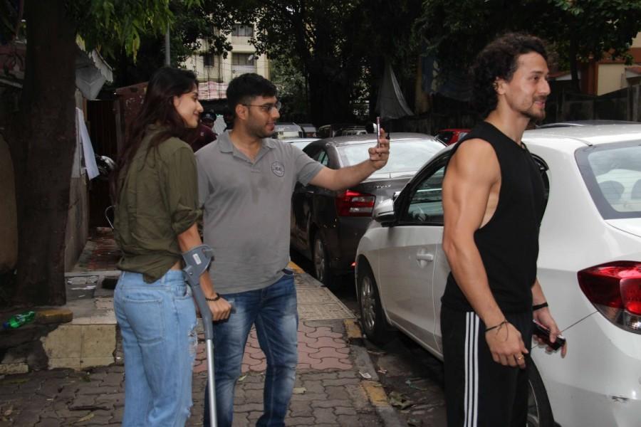 Injured actress Disha Patani spotted with rumoured boyfriend Tiger Shroff. Injured Disha Patani,Disha Patani,Tiger Shroff,Disha Patani and Tiger Shroff