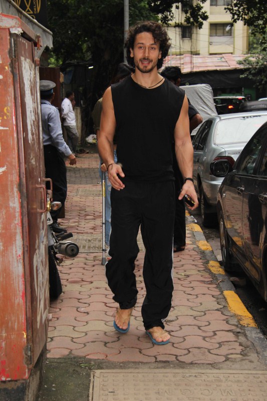 Actor Tiger Shroff. Injured Disha Patani,Disha Patani,Tiger Shroff,Disha Patani and Tiger Shroff