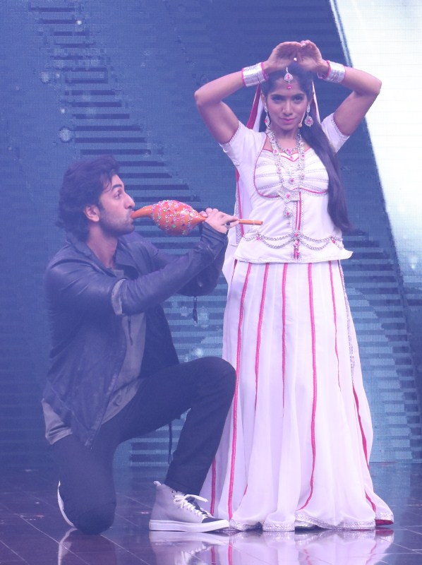Ranbir Kapoor becomes a snake charmer for Naagin Jamie Lever at Sabse Bada Kalakar. Ranbir Kapoor,actor Ranbir Kapoor,Naagin,Sabse Bada Kalakar,Ranbir Kapoor calms Naagin