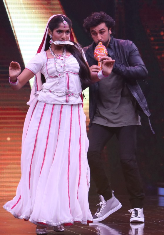 Freedevi (Jamie Lever) dances to Ranbir Kapoor's tunes on Sabse Bada Kalakar. Ranbir Kapoor,actor Ranbir Kapoor,Naagin,Sabse Bada Kalakar,Ranbir Kapoor calms Naagin
