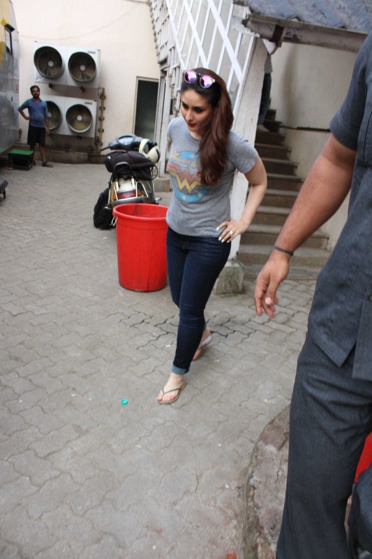 Kareena Kapoor Khan snapped at the Mehboob Studio. Kareena Kapoor Khan,Kareena Kapoor,Kareena Kapoor Khan spotted at Mehboob Studio,Kareena Kapoor Khan at Mehboob Studio,Kareena Kapoor Khan latest pics,Kareena Kapoor Khan latest images,Kareena Kapoor Khan latest stills,Kareena Kapoor Khan latest pictures