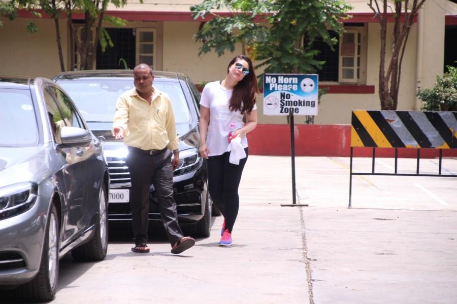 Bollywood actress Kareena Kapoor Khan at a gym in Bandra. Shahid Kapoor and Kareena Kapoor Khan,Shahid Kapoor,Kareena Kapoor Khan,Kareena Kapoor,Kareena Kapoor Khan at a gym,Kareena Kapoor at a gym,Shahid Kapoor at Gym