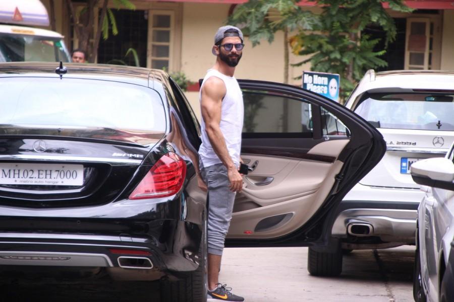 Bollywood actor Shahid Kapoor at a gym in Bandra. Shahid Kapoor and Kareena Kapoor Khan,Shahid Kapoor,Kareena Kapoor Khan,Kareena Kapoor,Kareena Kapoor Khan at a gym,Kareena Kapoor at a gym,Shahid Kapoor at Gym