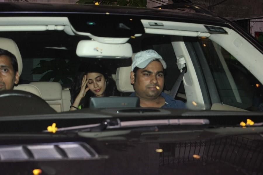 Jhanvi Kapoor spotted at Kromakey salon. Sridevi and Jhanvi Kapoor,Sridevi daughter,Sridevi,Sridevi Kapoor,Jhanvi Kapoor,Jhanvi Kapoor pics,Jhanvi Kapoor images,Jhanvi Kapoor stills,Jhanvi Kapoor pictures,Jhanvi Kapoor photos