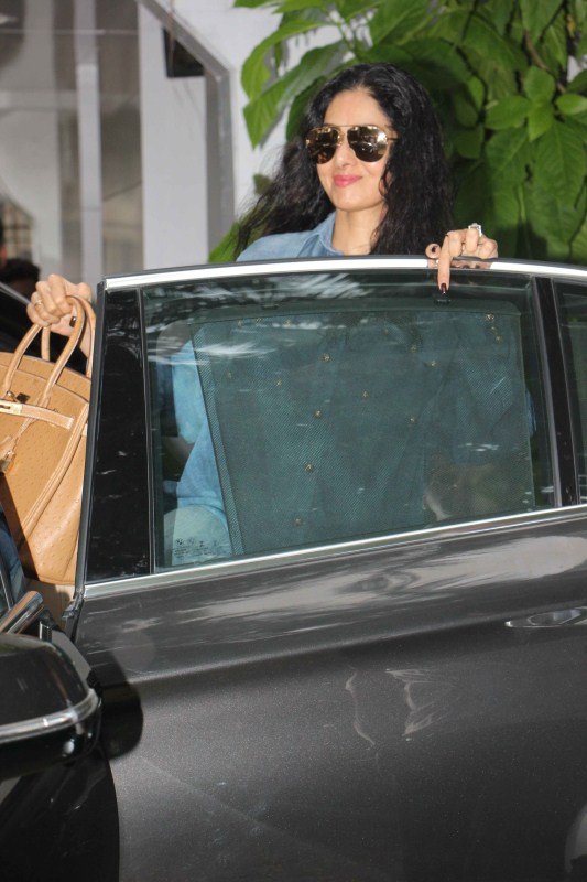 Sridevi spotted at Kromakey salon. Sridevi and Jhanvi Kapoor,Sridevi daughter,Sridevi,Sridevi Kapoor,Jhanvi Kapoor,Jhanvi Kapoor pics,Jhanvi Kapoor images,Jhanvi Kapoor stills,Jhanvi Kapoor pictures,Jhanvi Kapoor photos