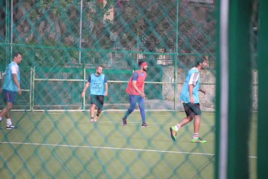 Bollywood actor Ranbir Kapoor spotted playing football at Bandra. Ranbir Kapoor,actor Ranbir Kapoor,Ranbir Kapoor spotted at Bandra,Ranbir Kapoor playing football,Ranbir Kapoor football,Ranbir Kapoor PICS,Ranbir Kapoor images,Ranbir Kapoor stills,Ranbir Kapoor pictures,Ranbir Kapoor photos