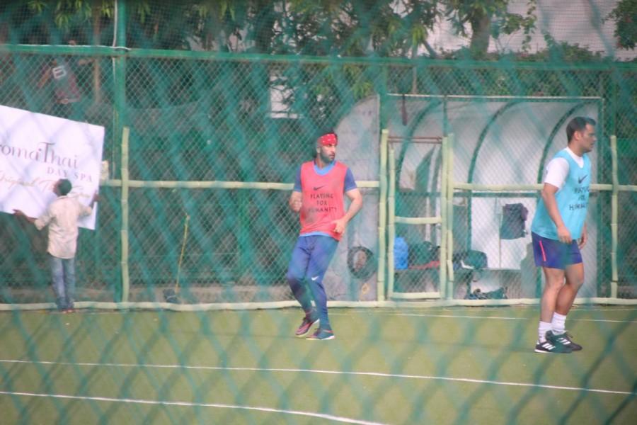 Bollywood film actor Ranbir Kapoor spotted playing football at Bandra, Mumbai. Ranbir Kapoor,actor Ranbir Kapoor,Ranbir Kapoor spotted at Bandra,Ranbir Kapoor playing football,Ranbir Kapoor football,Ranbir Kapoor PICS,Ranbir Kapoor images,Ranbir Kapoor stills,Ranbir Kapoor pictures,Ranbir Kapoor photos
