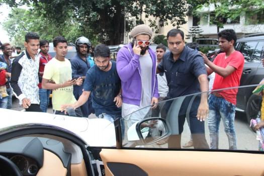 Bollywood's hot hunk Ranveer Singh snapped at Bandra.