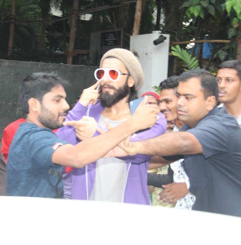 Actor Ranveer Singh spotted at Bandra. Ranveer Singh,actor Ranveer Singh,Ranveer Singh spotted at Bandra,Ranveer Singh at Bandra,Ranveer Singh new pics,Ranveer Singh new images,Ranveer Singh new stills,Ranveer Singh new pictures,Ranveer Singh new photos