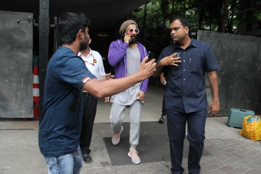 Bollywood actor Ranveer Singh spotted at Bandra. Ranveer Singh,actor Ranveer Singh,Ranveer Singh spotted at Bandra,Ranveer Singh at Bandra,Ranveer Singh new pics,Ranveer Singh new images,Ranveer Singh new stills,Ranveer Singh new pictures,Ranveer Singh new photos