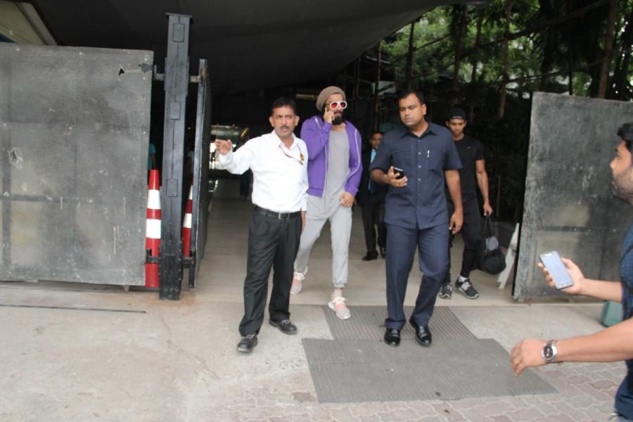 Bollywood film actor Ranveer Singh spotted at Bandra. Ranveer Singh,actor Ranveer Singh,Ranveer Singh spotted at Bandra,Ranveer Singh at Bandra,Ranveer Singh new pics,Ranveer Singh new images,Ranveer Singh new stills,Ranveer Singh new pictures,Ranveer Singh new photos