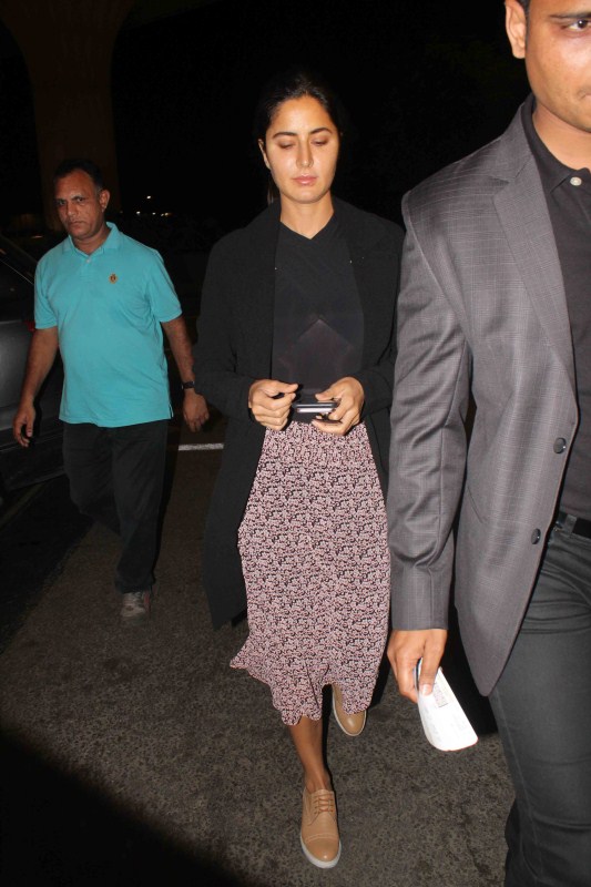 Katrina Kaif spotted at airport. Ranbir Kapoor and Katrina Kaif,Ranbir Kapoor,Katrina Kaif,Ranbir Kapoor spotted at airport,Katrina Kaif spotted at airport,Ranbir Kapoor at airport,Katrina Kaif at airport
