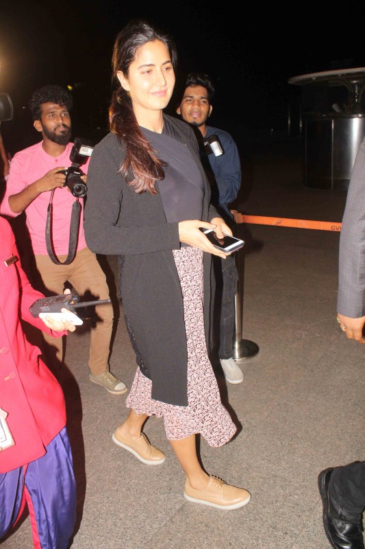 Bollywood film actress Katrina Kaif spotted at airport. Ranbir Kapoor and Katrina Kaif,Ranbir Kapoor,Katrina Kaif,Ranbir Kapoor spotted at airport,Katrina Kaif spotted at airport,Ranbir Kapoor at airport,Katrina Kaif at airport