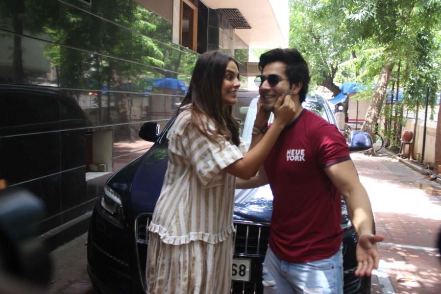 Bollywood film actor Varun Dhawan snapped at 'No Filter with Neha Show'. Varun Dhawan,actor Varun Dhawan,Varun Dhawan with No Filter with Neha Show,No Filter with Neha Show,Neha Show,Varun Dhawan latest pics,Varun Dhawan latest images,Varun Dhawan latest stills,Varun Dhawan latest pictures,Varun Dhawan latest photos
