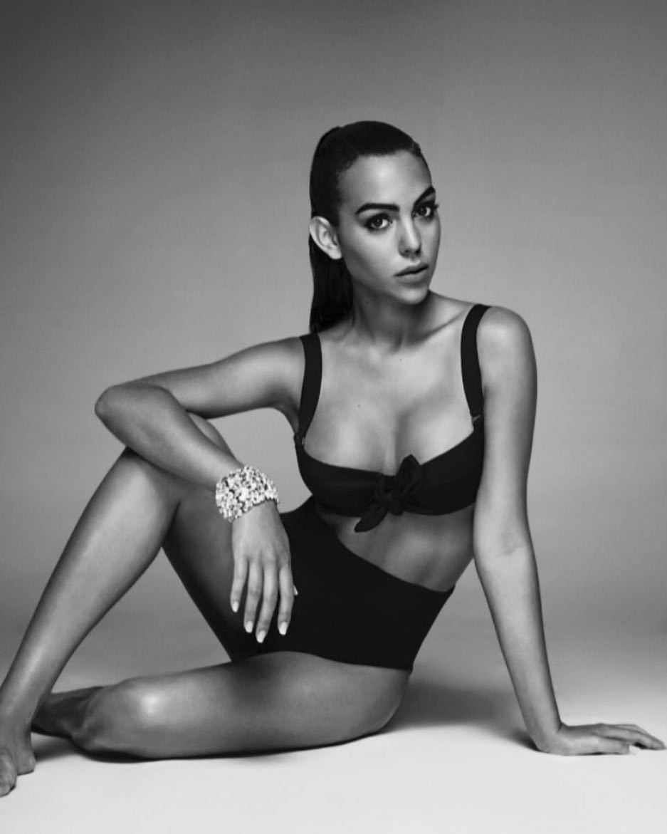 Ronaldo's girlfriend Georgina Rodriguez flaunts her curves. Cristiano Ronaldo,cristiano ronaldo girlfriend georgina rodriguez,Cristiano Ronaldo girlfriend,Georgina Rodriguez,Georgina Rodriguez bikini pics,Georgina Rodriguez bikini images,Georgina Rodriguez bikini stills,Georgina Rodriguez curves,Georgina Rodriguez